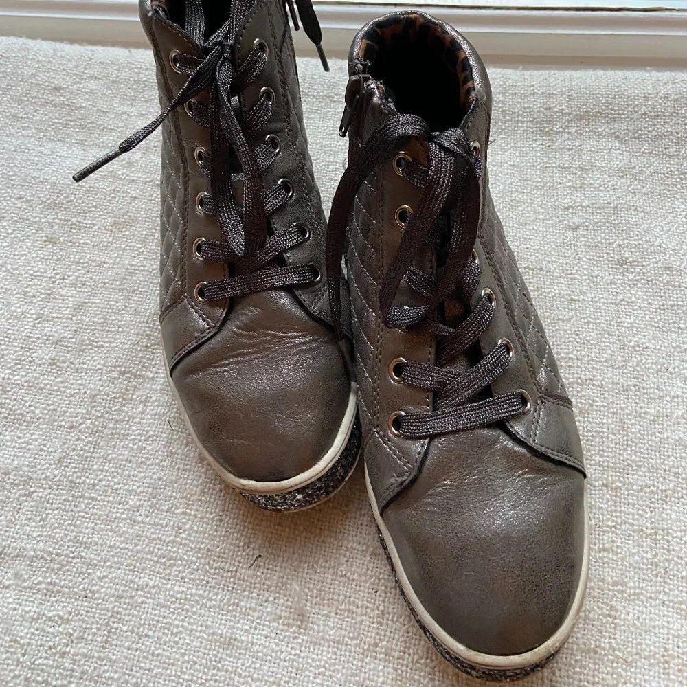 Steve Madden Silver Metallic JCarlson Side Zip High Top Sneaker Glitter Youth 5 - Picture 2 of 5